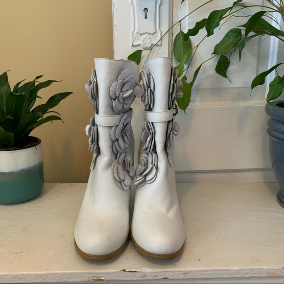 ❌SOLD❌✨HOST PICK 💕Vintage floral embossed ankle booties - Picture 6 of 8